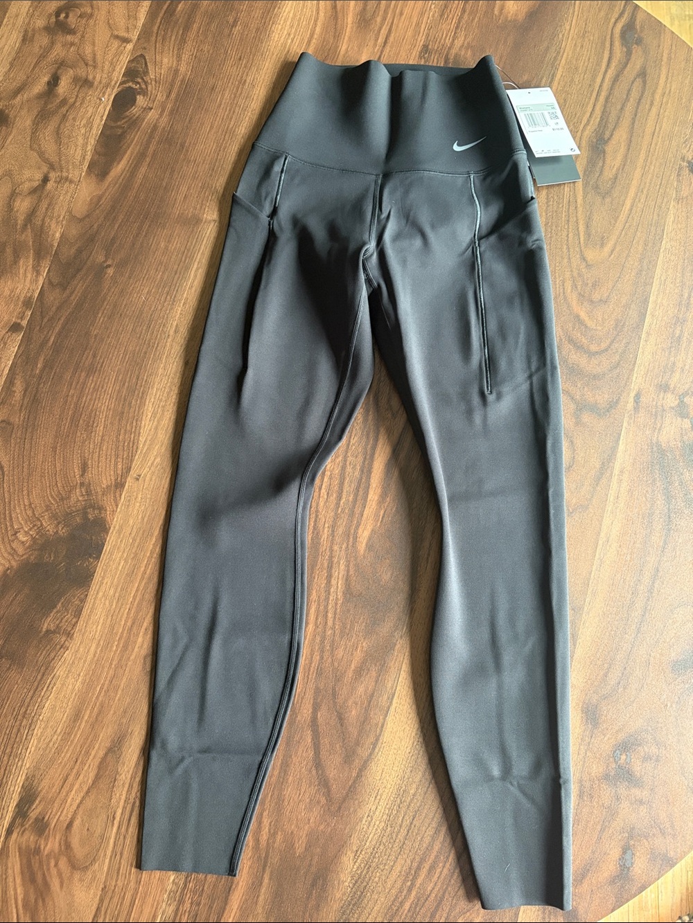 NWT Nike Universa 7/8 Black Leggings with side pockets Size xs